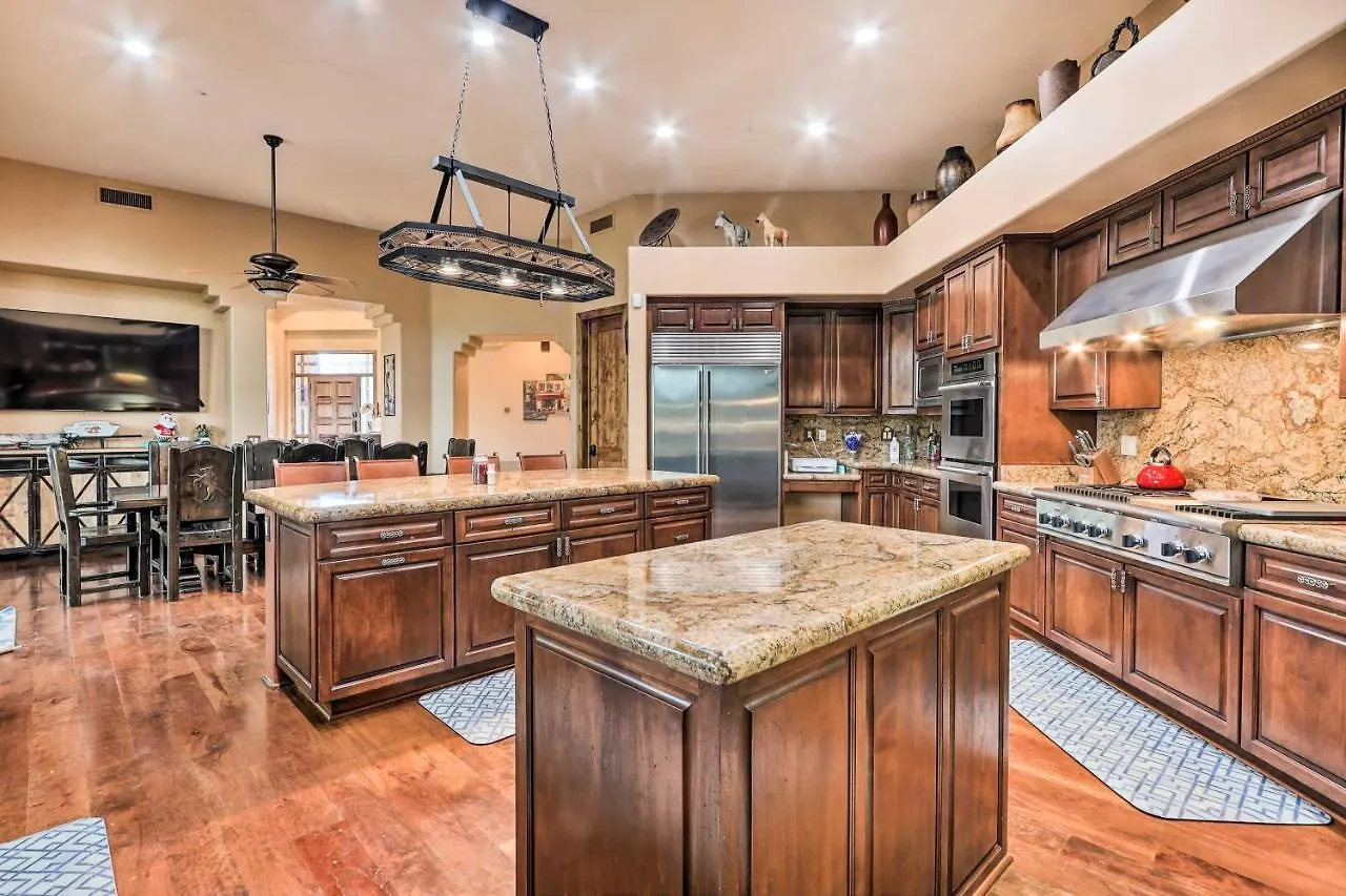 Lavish Estate With Sports Court And Home Theater! Scottsdale